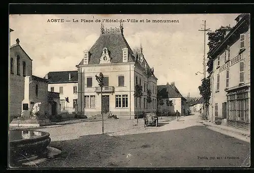 AK Aoste, La Place de l`Hôtel-de-Ville et le monument