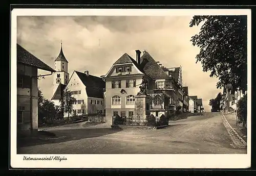 AK Dietmannsried /Allgäu, Strassenpartie mit Kirche