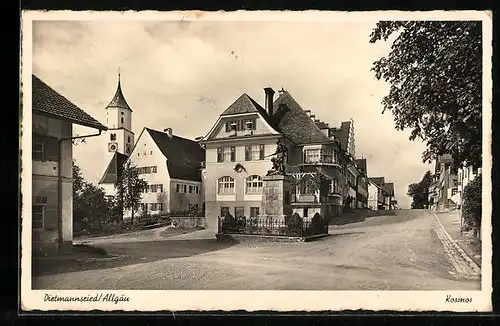 AK Dietmannsried /Allgäu, Strassenpartie mit Denkmal und Kirche