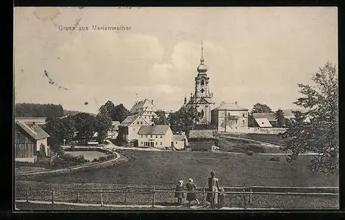 AK Marienweiher, vier Knider schauen auf den Ort zur Kirche