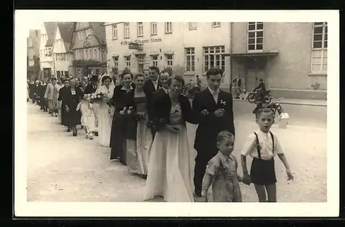 Foto-AK Dusslingen, Hochzeitsgesellschaft am Gasthaus zum Löwen