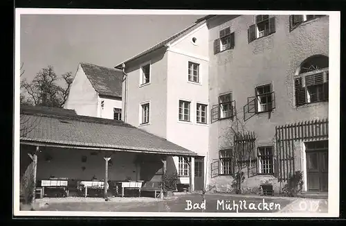 AK Bad Mühllacken, Gasthaus-Terrasse in einem Hof