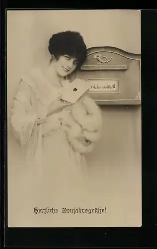 AK Neujahrsgruss, Dame mit Pelz und Brief am Postkasten