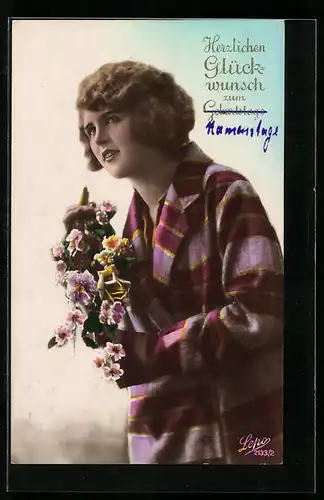 Foto-AK Lepo Nr. 2133 /2: Dame im karierten Mantel mit Blumen, Geburtstagsgruss