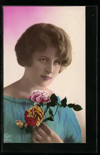 Foto-AK Lepo Nr. 2386 /4: Dame im blauen Kleid mit Blumen