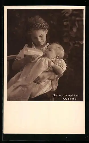 AK Junge Frau gibt Baby die Flasche, Kufeke Säuglingsnahrung, Medikament