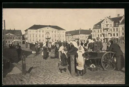 AK Mitau, Belebter Marktplatz mit Kurlandhotel und Sparkasse