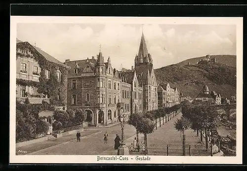 AK Berncastel-Cues, Strassenpartie am Gestade mit Kirche