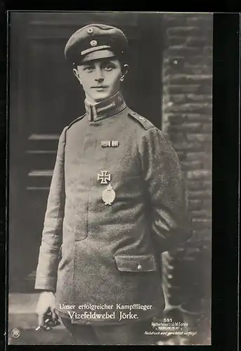 Foto-AK Sanke Nr. 591: Vizefeldwebel Jörke in Uniform mit Flugzeugführerabzeichen und EK I