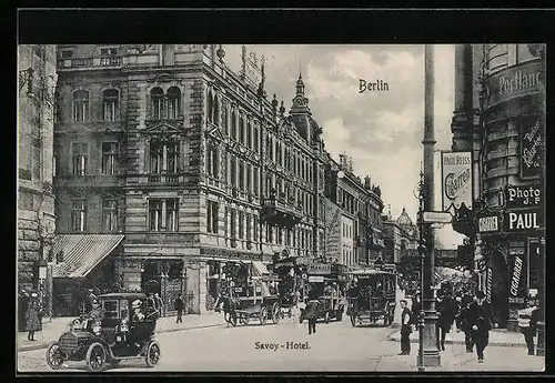 AK Berlin, Friedrichstrasse mit Savoy-Hotel und Geschäften