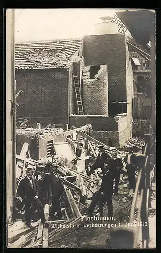 AK Plochingen, Verheerungen nach Wirbelsturm am 1.6.1913, Schaulustige an einer zerstörten Fabrik