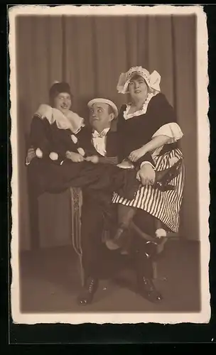 AK Fasching, zwei Frauen und ein Mann posieren in Kostümen