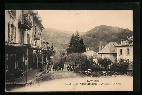AK Vic-sur-Cere, Avenue de la Gare