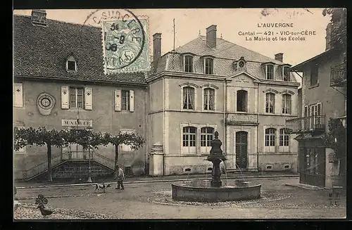 AK Vic-sur-Cère, la Mairie et les Ecoles