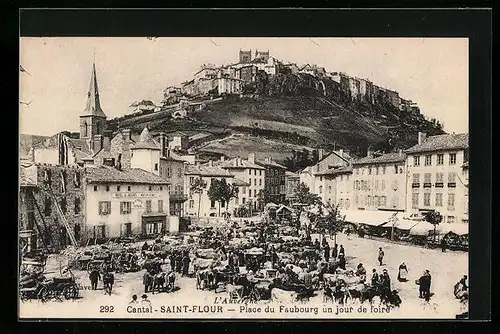 AK Saint-Flour, Place du Faubourg un jour de foire