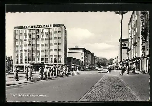 AK Bottrop, Passanten vor der Stadtsparkasse