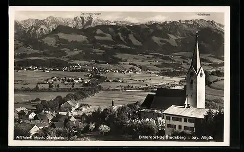 AK Bihlerdorf-Seifriedsberg i. bayr. Allgäu, Gesamtansicht mit Kirche und Daumengruppe