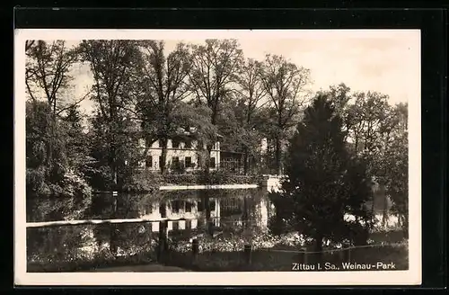 AK Zittau i. Sa., Idylle mit Gebäude im Weinau-Park