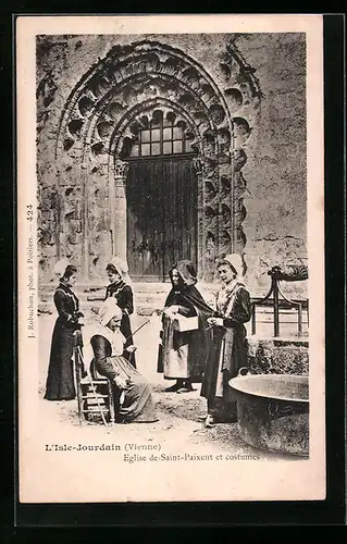 AK L`Isle-Jourdain, Eglise de Saint-Paixent et costumes