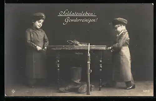 AK Soldatenleben: Zwei kleine Soldaten beim Gewehrreinigen