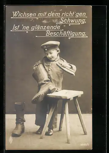 AK Kleiner Soldat in Uniform wichst einen Stiefel