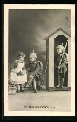 AK Zwei kleine Soldaten mit einem Mädchen am Wachhäuschen