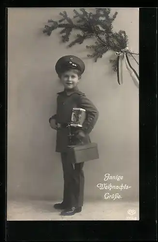 AK Kleiner Soldat mit Schirmmütze und Paketen, Tannenzweige, Weihnachtsgruss