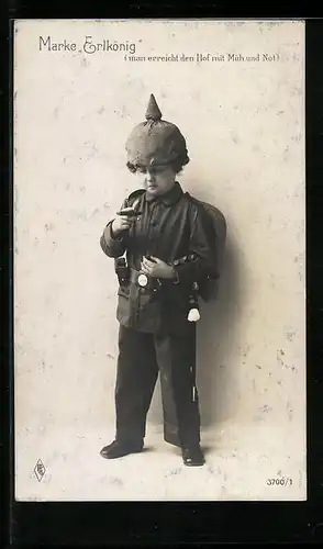 AK Marke Erlkönig, Kleiner Soldat mit Pickelhaube und Zigarre