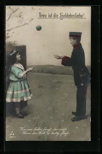 AK Kleiner Soldat spielt mit einem Mädchen Ball
