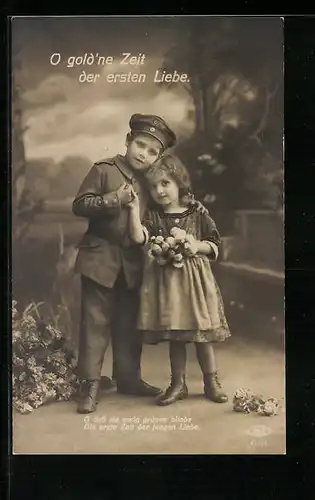 AK Kleiner Soldat in Uniform mit einem Mädchen