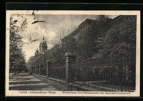 AK Berlin-Lichterfelde-West, Waldstrasse mit Seitenansicht der Hauptkadettenanstalt