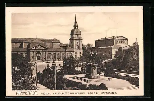 AK Darmstadt, Museum am Paradeplatz mit Denkmal Ludwig IV. und Hoftheater