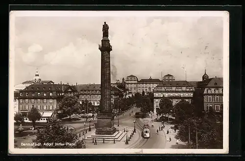 AK Darmstadt, Adof Platz mit Geschäft, Denkmal und Strassenbahn