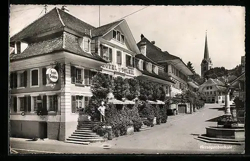 AK Herzogenbuchsee, Strassenpartie mit Hotel Sonne und Brunnen