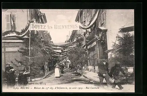 AK Bourg, Retour du 23. rég. d'Infanterie 1919, Rue Centrale