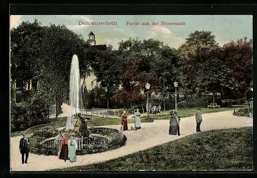 AK Donauwörth, Promenade mit Passanten am Brunnen