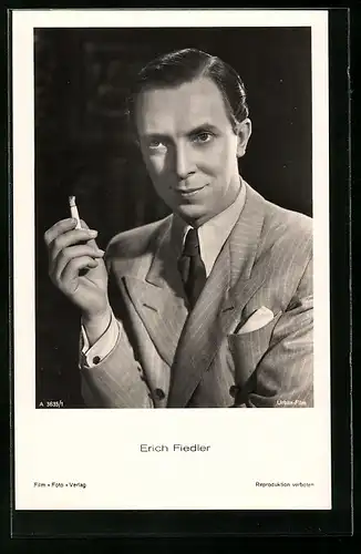 AK Schauspieler Erich Fiedler im Anzug und mit Zigarette