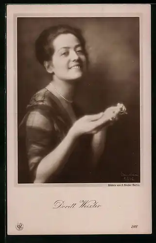 AK Schauspielerin Doritt Weixler mit Perlenketten in der Hand