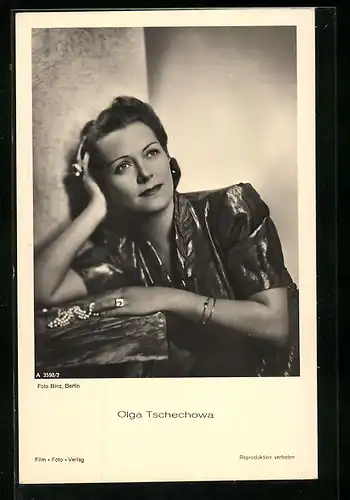 AK Schauspielerin Olga Tschechowa in Denkerpose