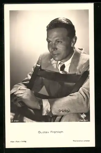 AK Schauspieler Gustav Fröhlich posiert mit Stuhl
