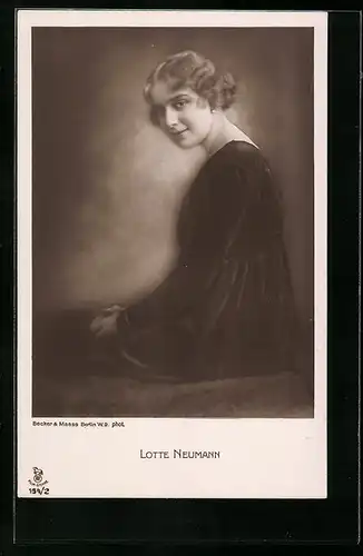 AK Schauspielerin Lotte Neumann kniend