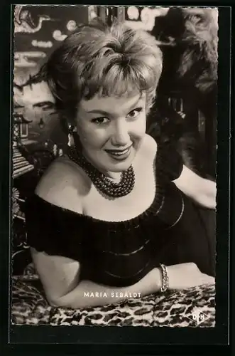AK Schauspielerin Maria Sebaldt posierend und mit Perlenkette