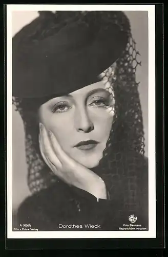 AK Schauspielerin Dorothea Wieck mit Kopfbedeckung