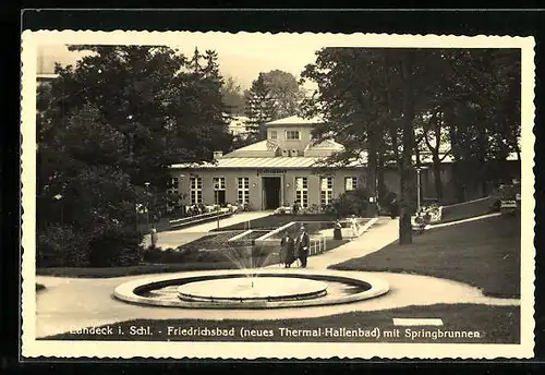 AK Bad Landeck i. Schl., Friedrichsbad mit Spirngbrunnen