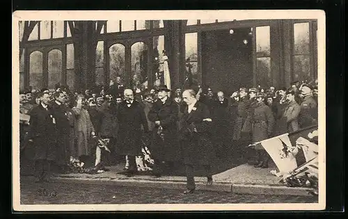 AK Präsident Masaryk (TGM) beim Verlassen eines Gebäudes
