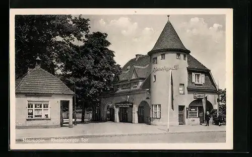 AK Neuruppin, Rheinsberger Tor mit Bahnhof