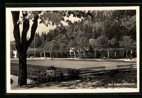 AK Bad Elster, Badeplatz mit Häusern und Sitzbänken