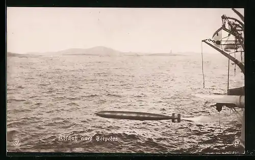 AK Kriegsschiff beim Abschuss eines Torpedos