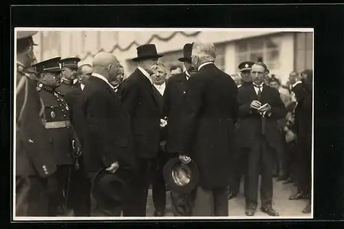 Foto-AK Präsident Masaryk (TGM) unterhält sich mit weiteren Herren vor Soldaten und Journalist