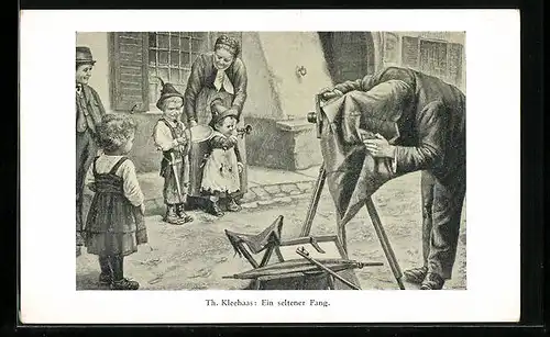 Künstler-AK sign. Th. Kleehaas: Ein seltener Fang, Fotograf beim Fotografieren kleiner Musikanten